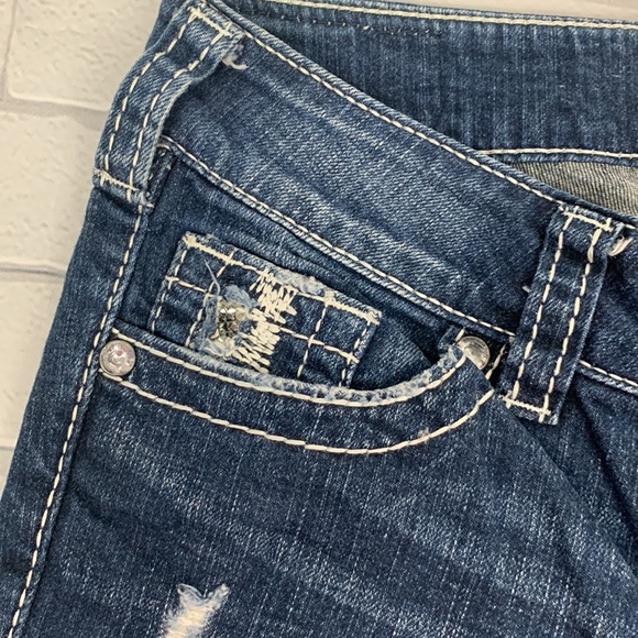 Silver Jeans Suki Flap Capri crop Jeans. 27. Darker wash. Distressed. Sequins - Picture 9 of 15